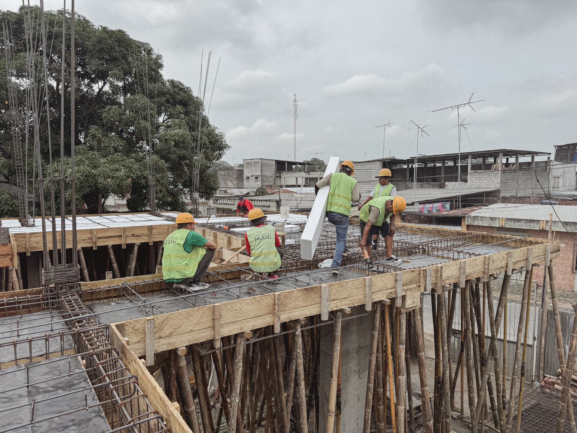 Equipo de JKASG trabajando en el armado de una losa